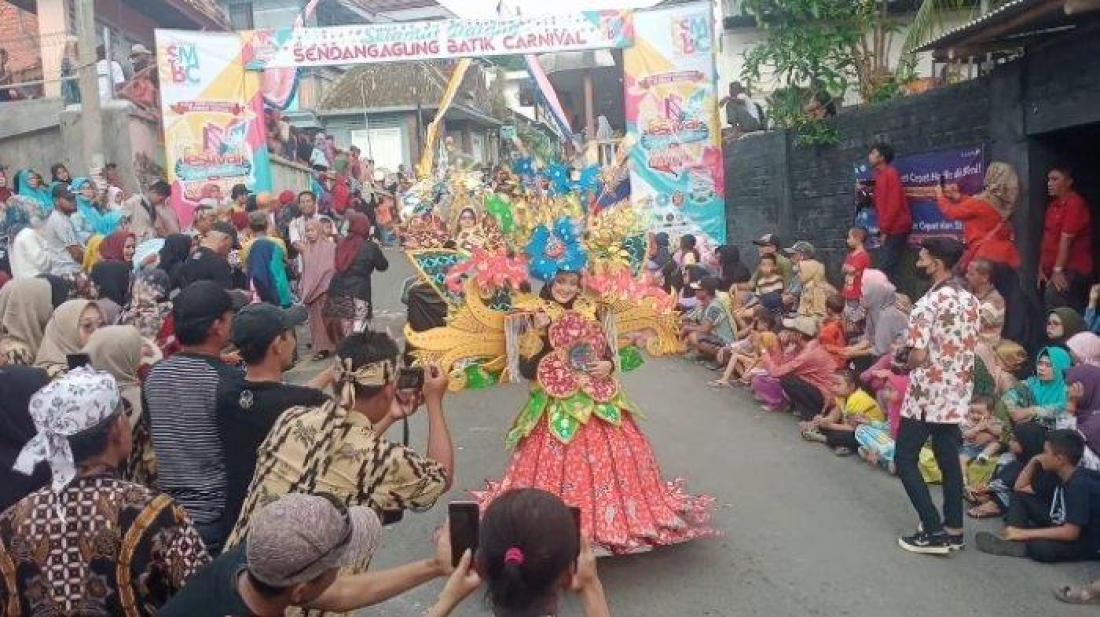 sendangagung-batik-carnival-geliat-warga-paciran-angkat-kain-batik-sendangagung