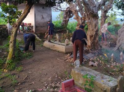 tradisi-bersih-makam-warga-dusun-padi-menjelang-hari-raya