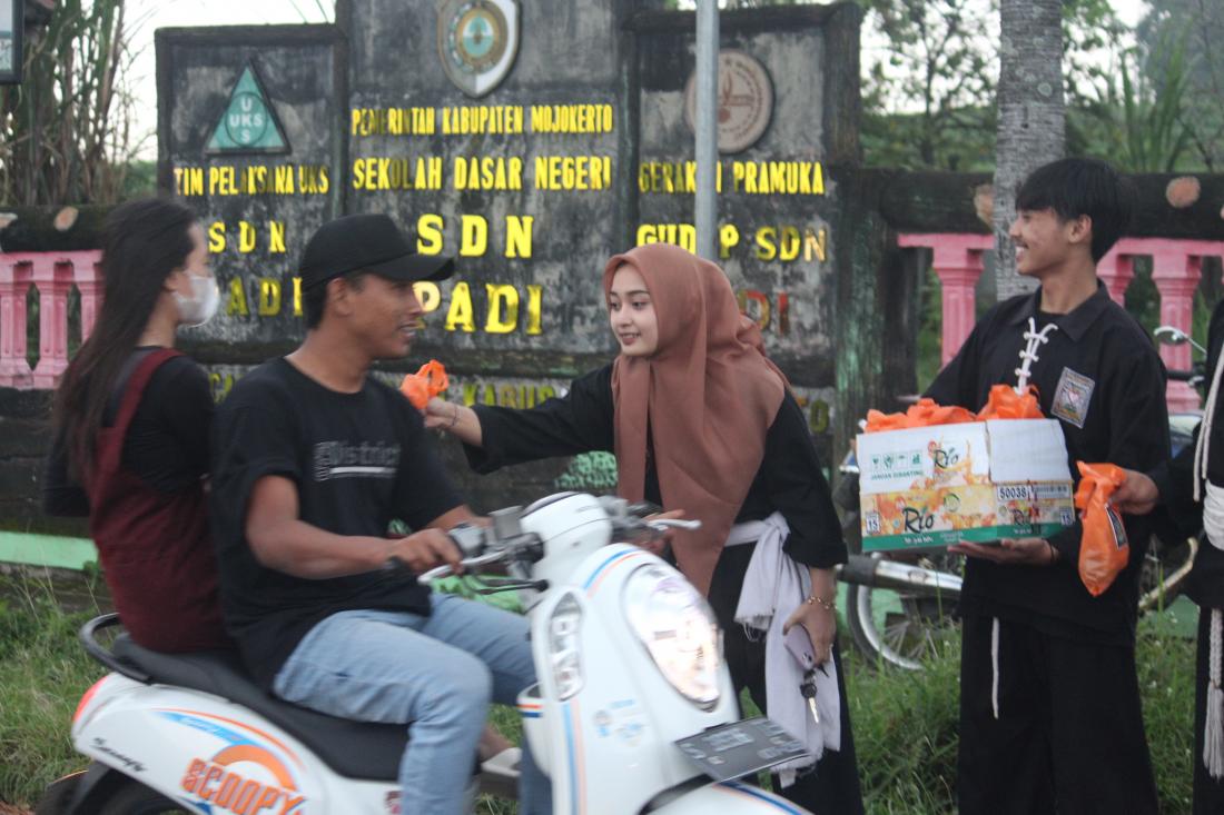 bagi-bagi-takjil-gratis-oleh-pemuda-sh-terate-rayon-desa-padi