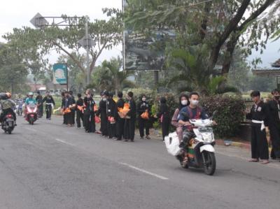 kegiatan-remaja-psht-desa-padi-berbagi-takjil-gratis