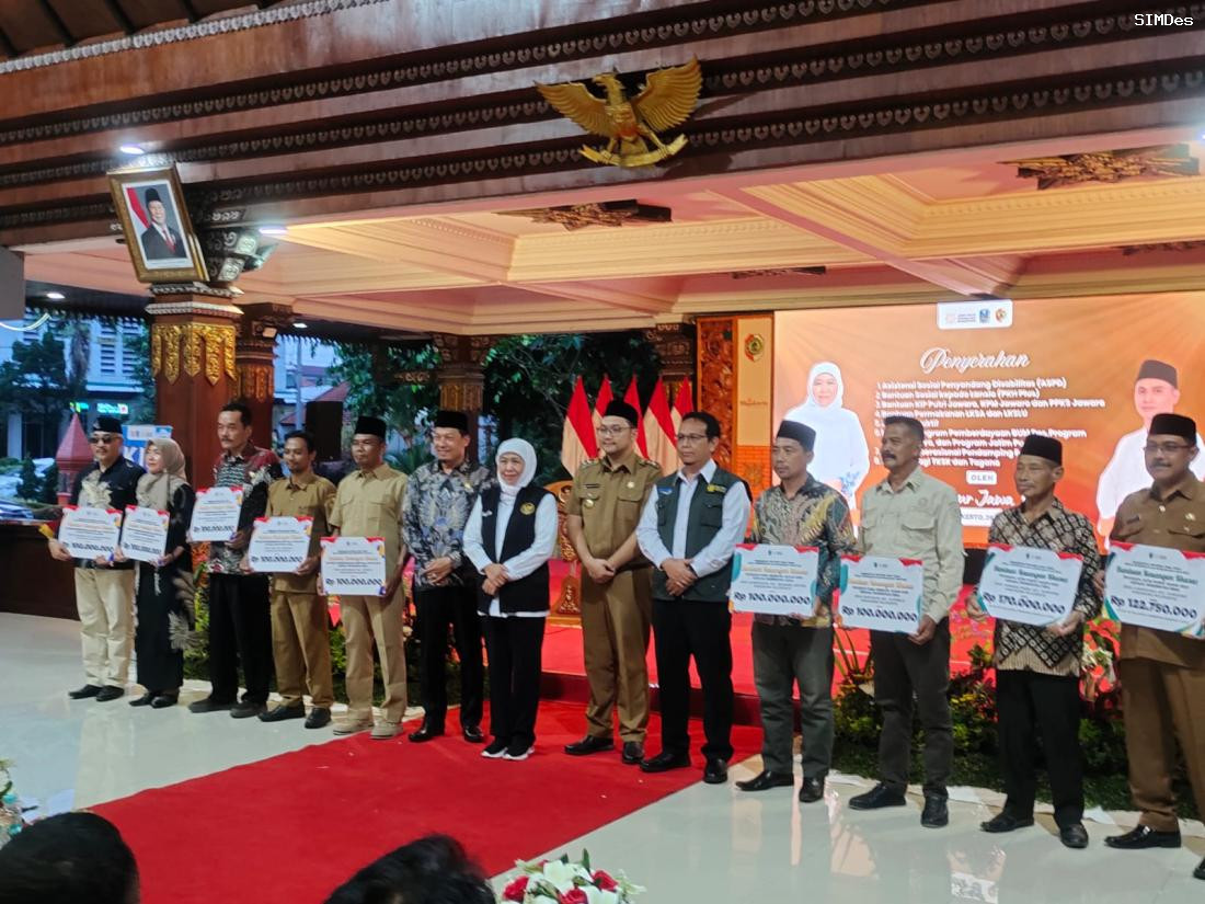 penyerahan-bantuan-keuangan-bersifat-khusus-oleh-gubernur-jawa-timur