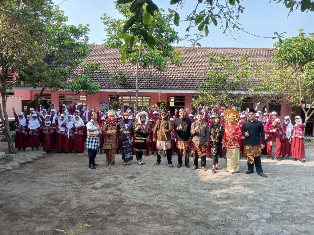 upacara-perningatan-hari-lahirnya-pancasila-oleh-siswa-dan-guru-sdn-padi