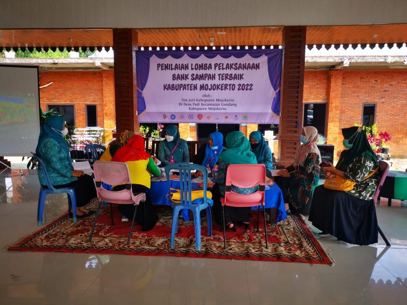 penilaian-lapangan-3-besar-lomba-bank-sampah-desa-se-kabupaten-mojokerto