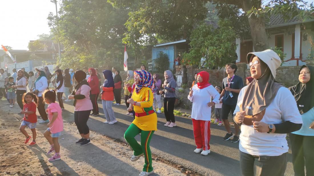 jalan-sehat-dan-senam-sehat-peringatan-hut-ri-oleh-warga-dusun-padi