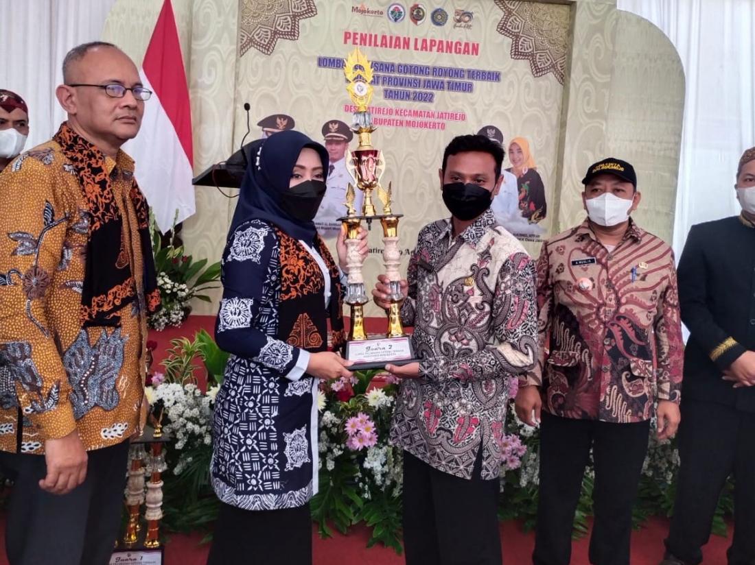 penyerahan-piala-dan-piagam-penghargaan-juara-2-lomba-gotong-royong