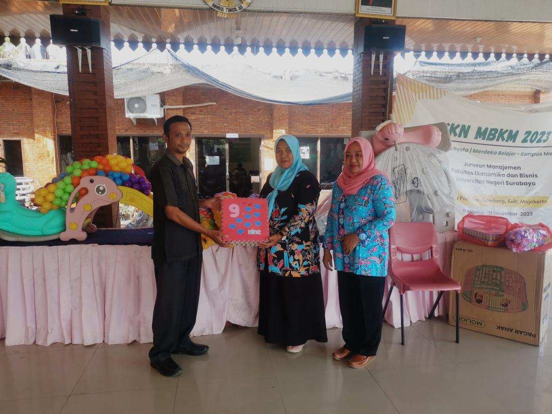 penyerahan-alat-permainan-edukatif-dari-pemerintah-desa-untuk-kb-melati