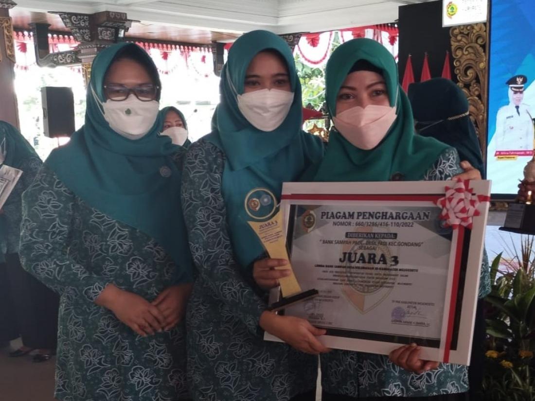 penyerahan-piagam-penghargaan-juara-2-lomba-bkl-dan-juara-3-lomba-bank-sampah-kab-mojokerto