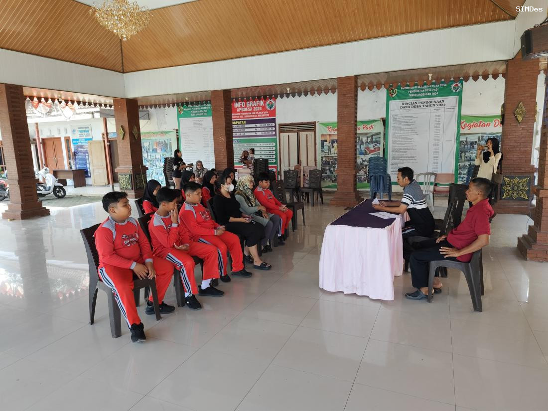 siswa-berprestasi-desa-padi-terima-penghargaan-dari-pemdes-padi