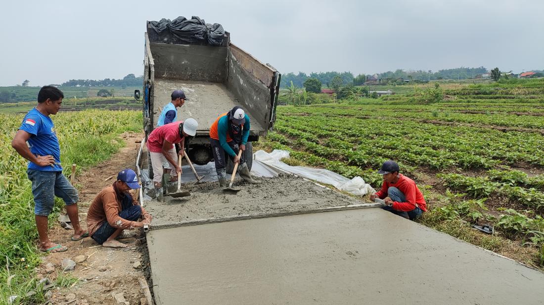 pengecoran-jalan-usaha-tani-bersumber-bantuan-keuangan-dari-bupati-mojokerto-kepada-desa-tahun-2023