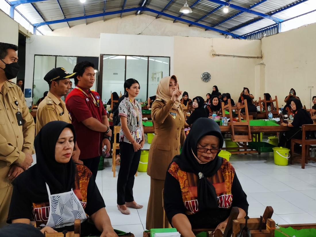 penyaluran-blt-oleh-bupati-dan-dinsos-kepada-warga-desa-padi