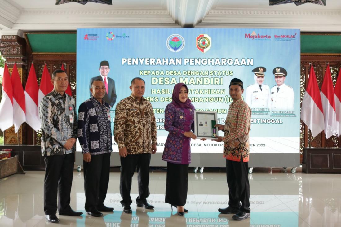 pemberian-penghargaan-desa-mandiri-dari-kemendes-pdtt-melalui-bupati-kepada-desa-padi