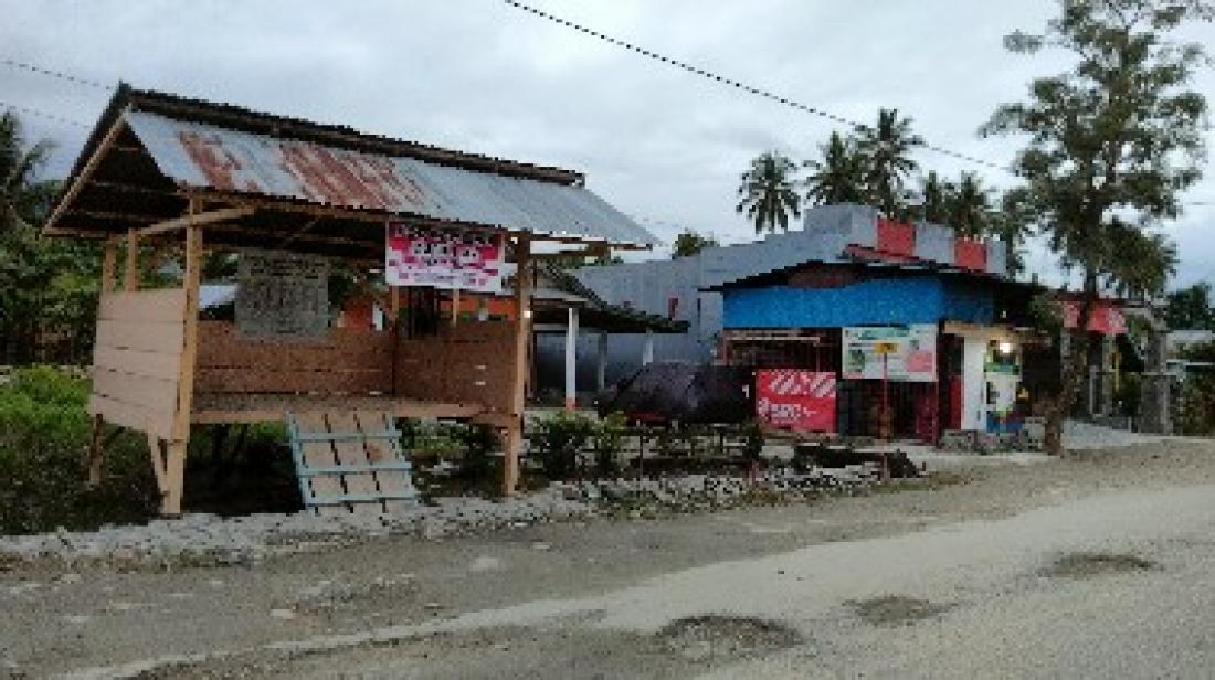 gotong-royong-masyarakat-membangun-pos-kamling