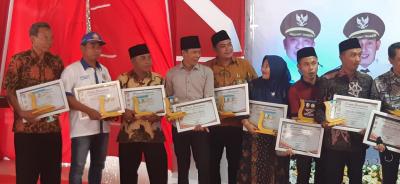 9-bulan-dilantik-kades-labuhan-terima-penghargaan