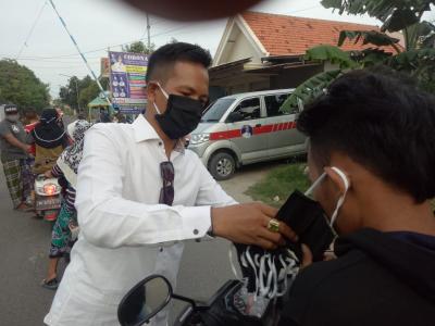 bagikan-1000-masker-kepala-desa-labuhan-ajak-semua-pihak-waspada